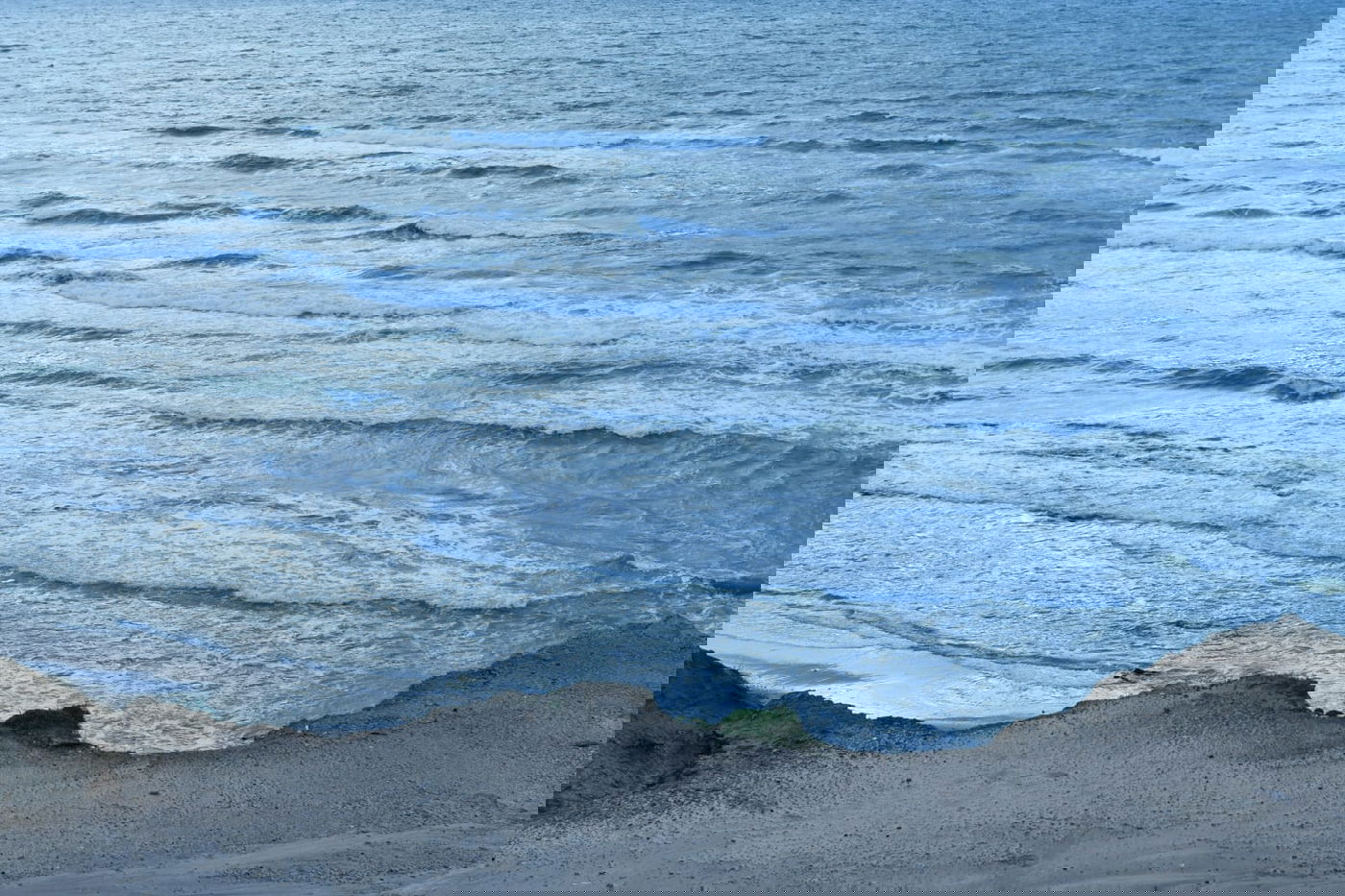 חוף הרצליה בשקיעה חורפית וצבעונית