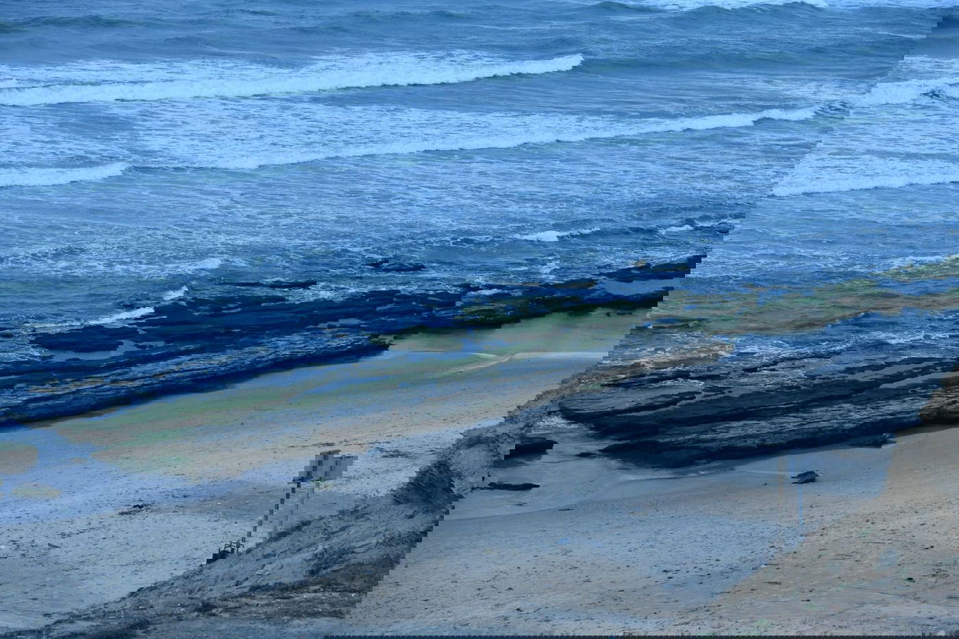 חוף הרצליה בשקיעה חורפית וצבעונית