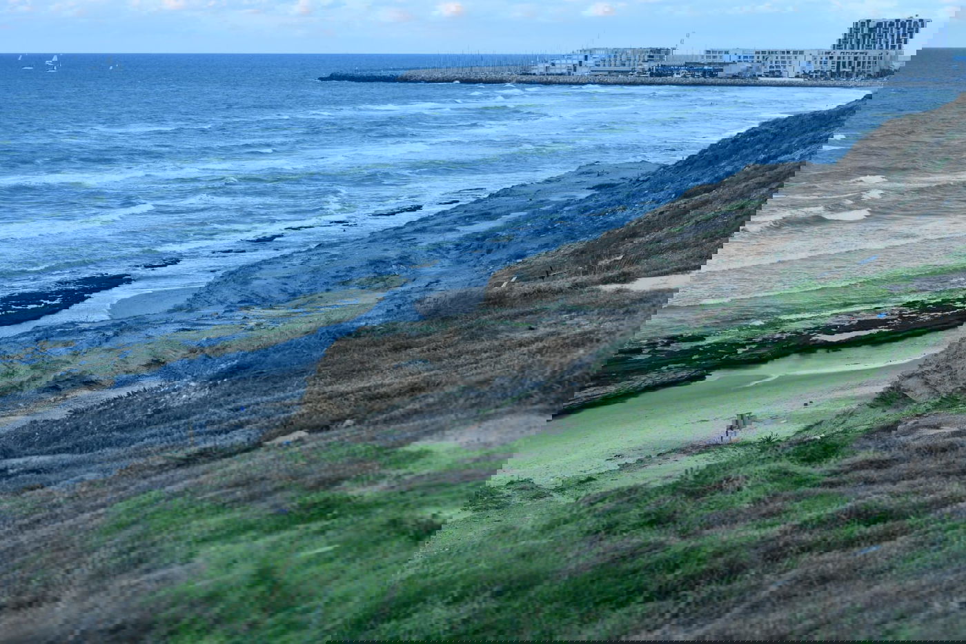 חוף הרצליה בשקיעה חורפית וצבעונית