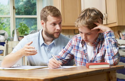 גרועים במתמטיקה? אל תעזרו לילדיכם בשיעורי בית