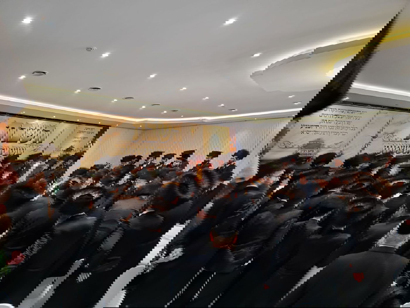 האדמו"ר מסקווירא שבת בעיירה מעז'יבוז