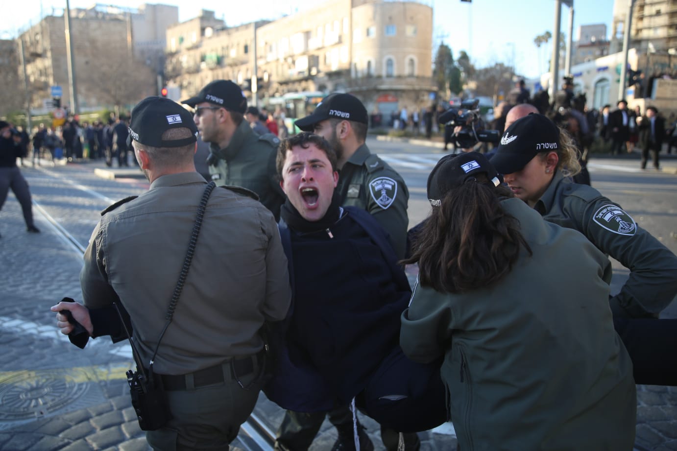 בואש ועצורים: 'הפלג' חסם את התנועה בירושלים | כיכר השבת