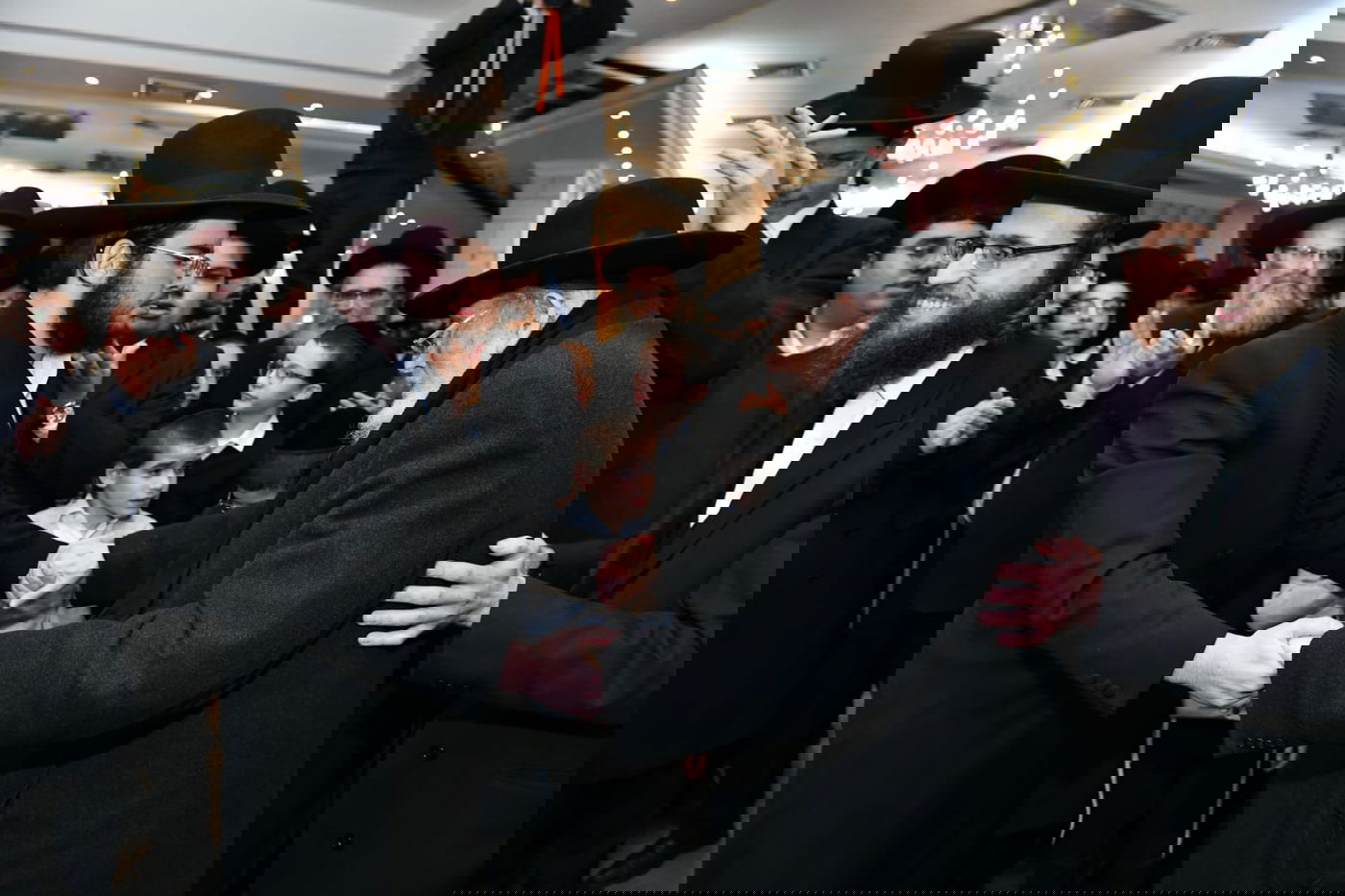 שמחת תלמידי החזון איש: רב הקהילה חיתן