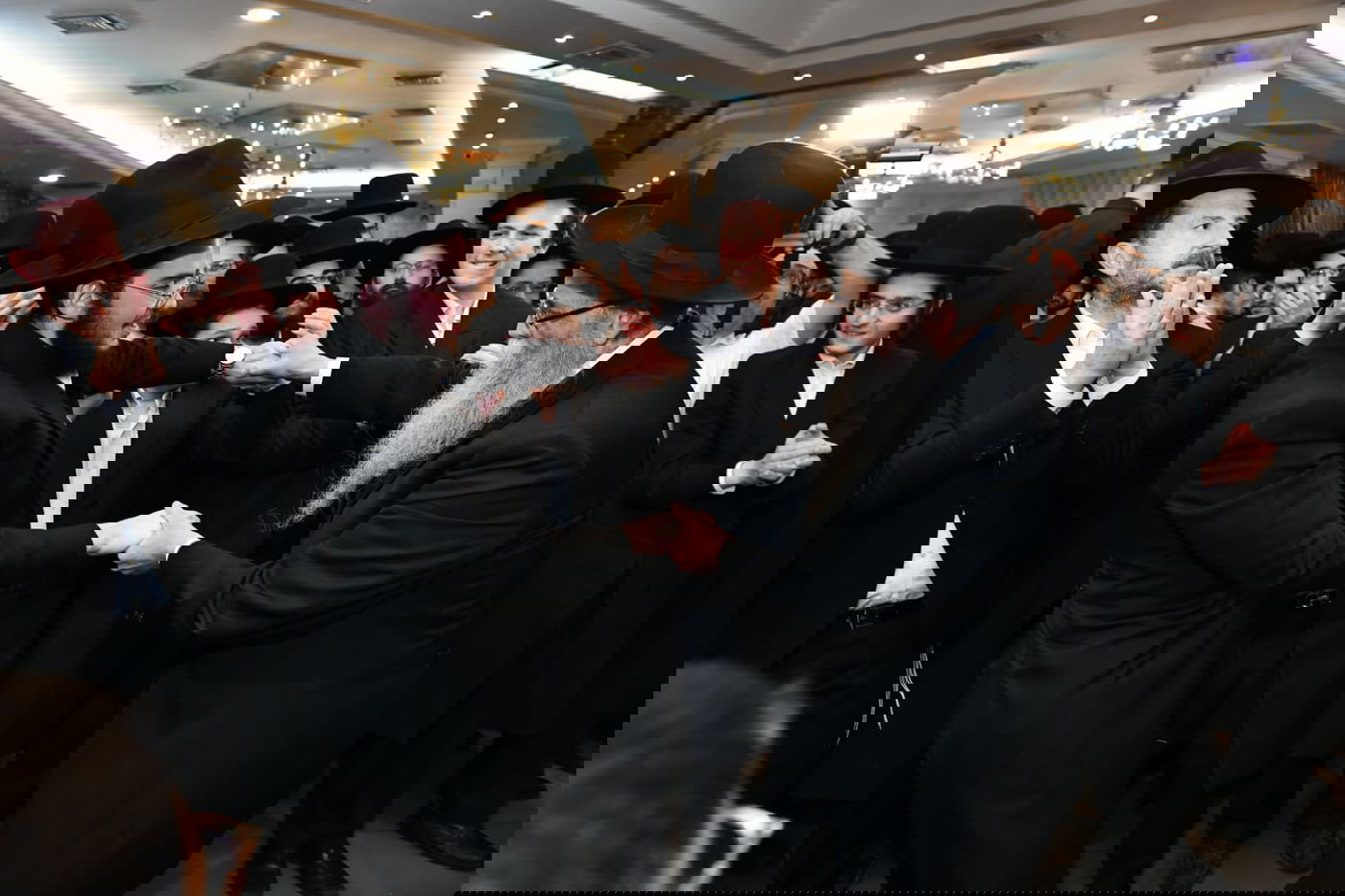 שמחת תלמידי החזון איש: רב הקהילה חיתן