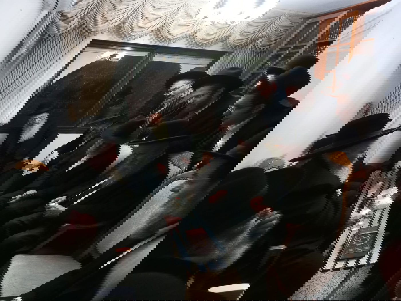 הגר"ד לנדו והגר"א פילץ מנחמים את הגר"מ זילבר 