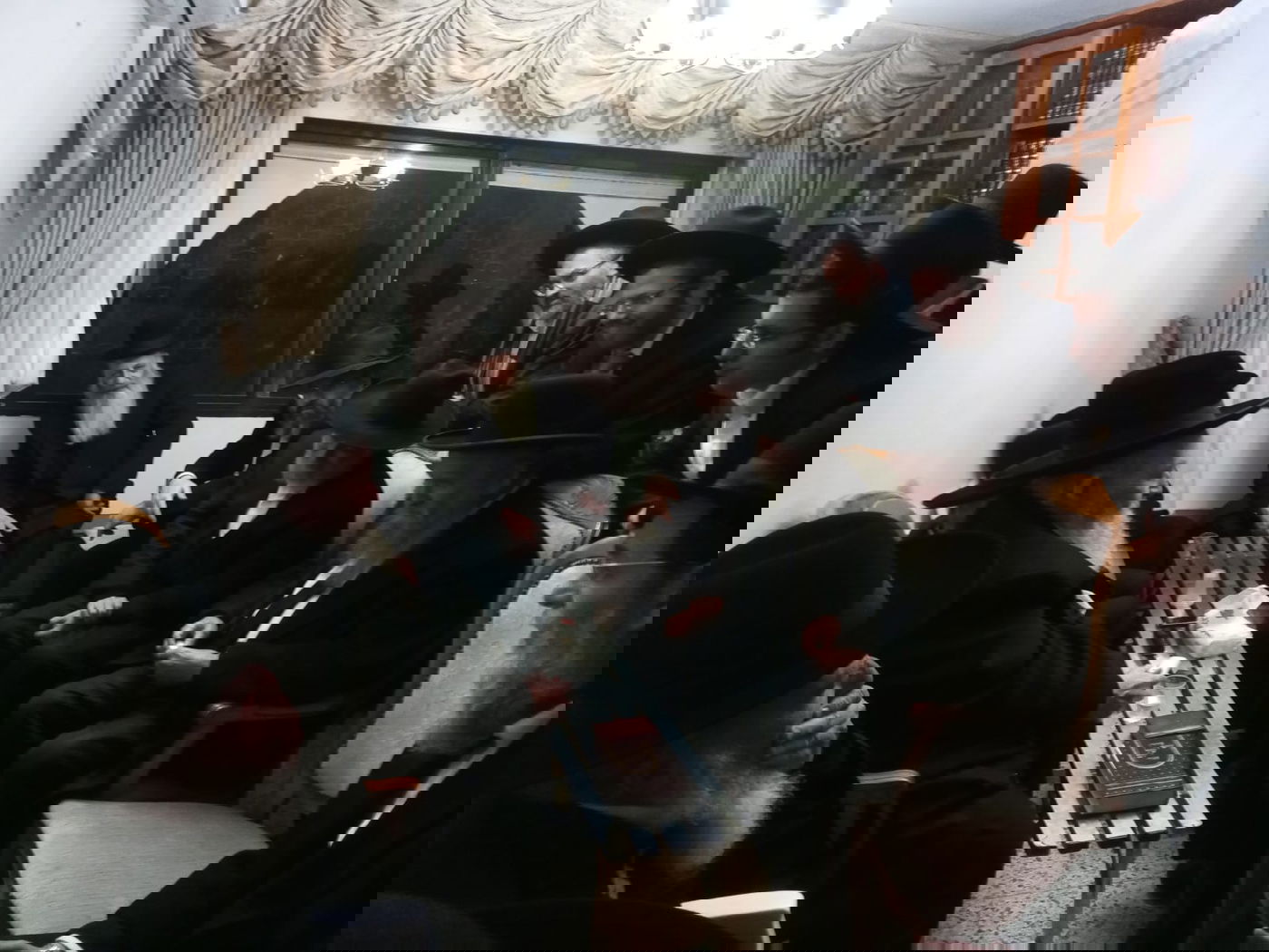 הגר"ד לנדו והגר"א פילץ מנחמים את הגר"מ זילבר 