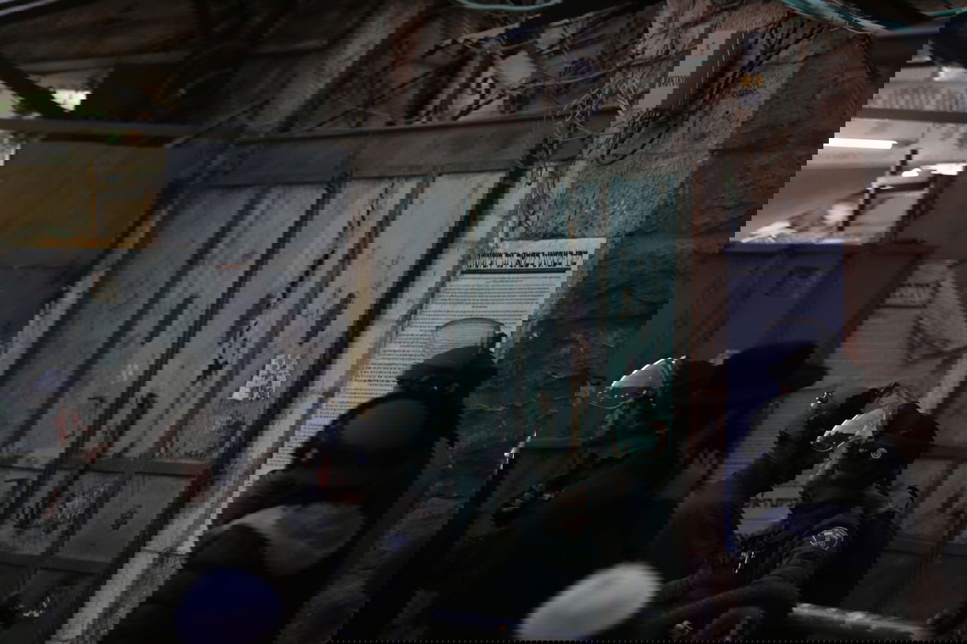 מחוץ למחסנים