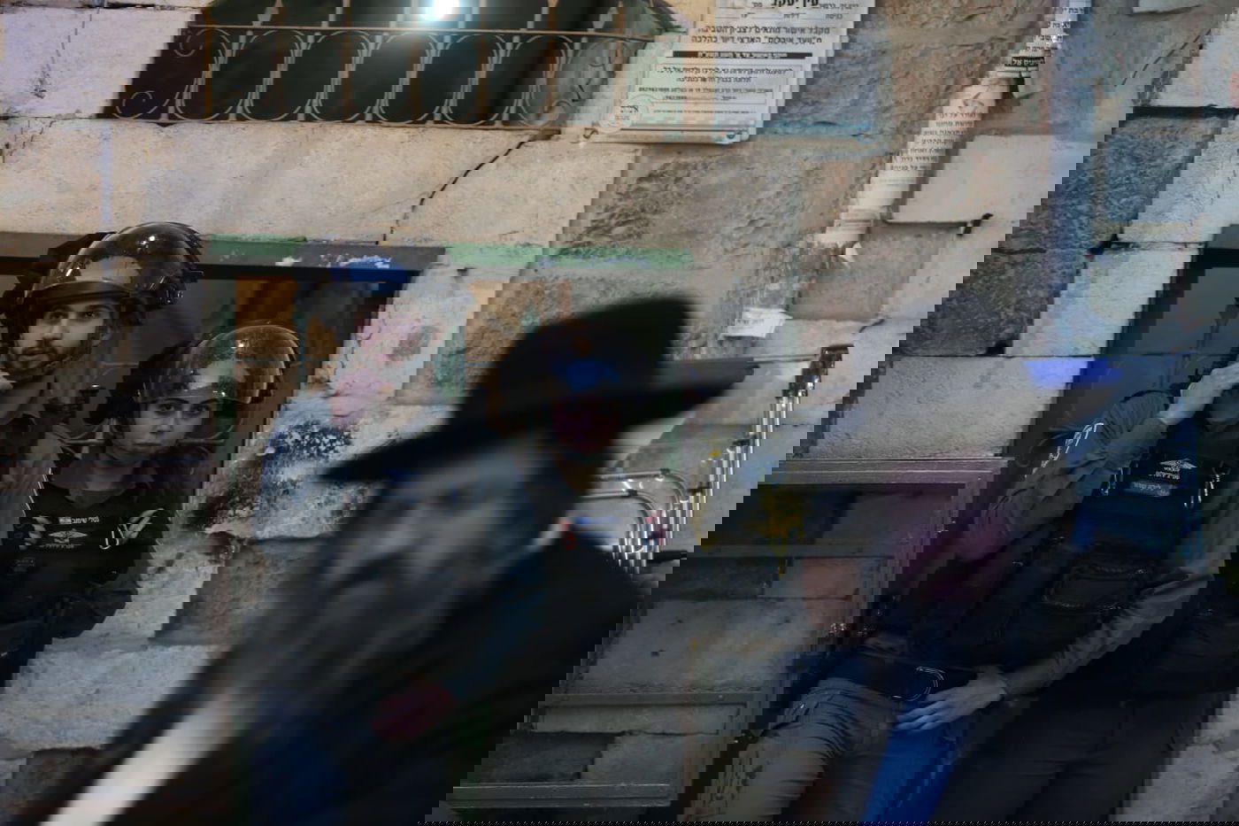 מהומות קשות: המשטרה פשטה על מחסני "העדה החרדית-פלסטינית"