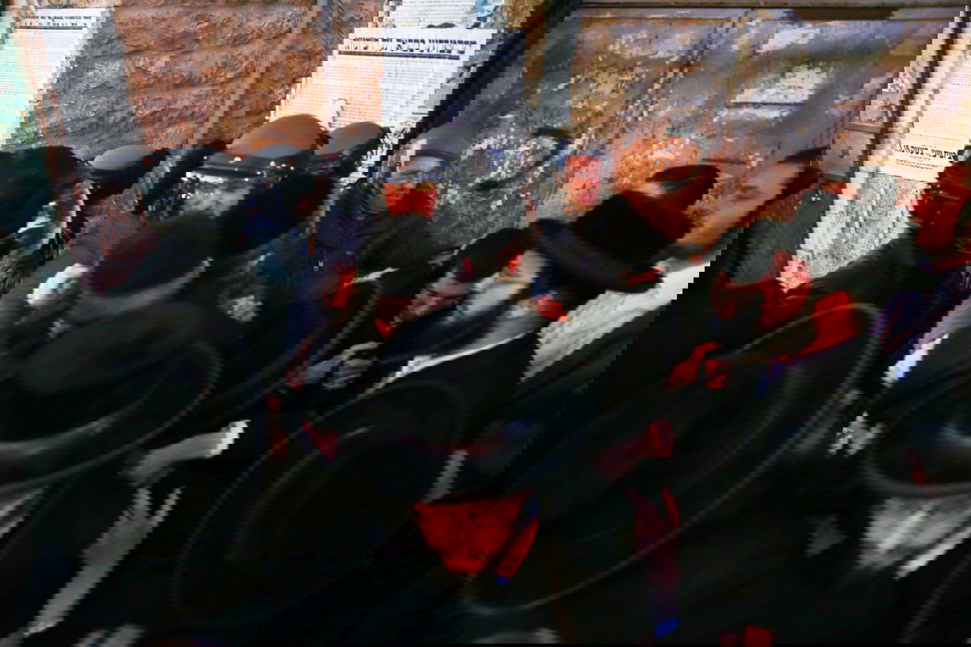 מהומות קשות: המשטרה פשטה על מחסני "העדה החרדית-פלסטינית"