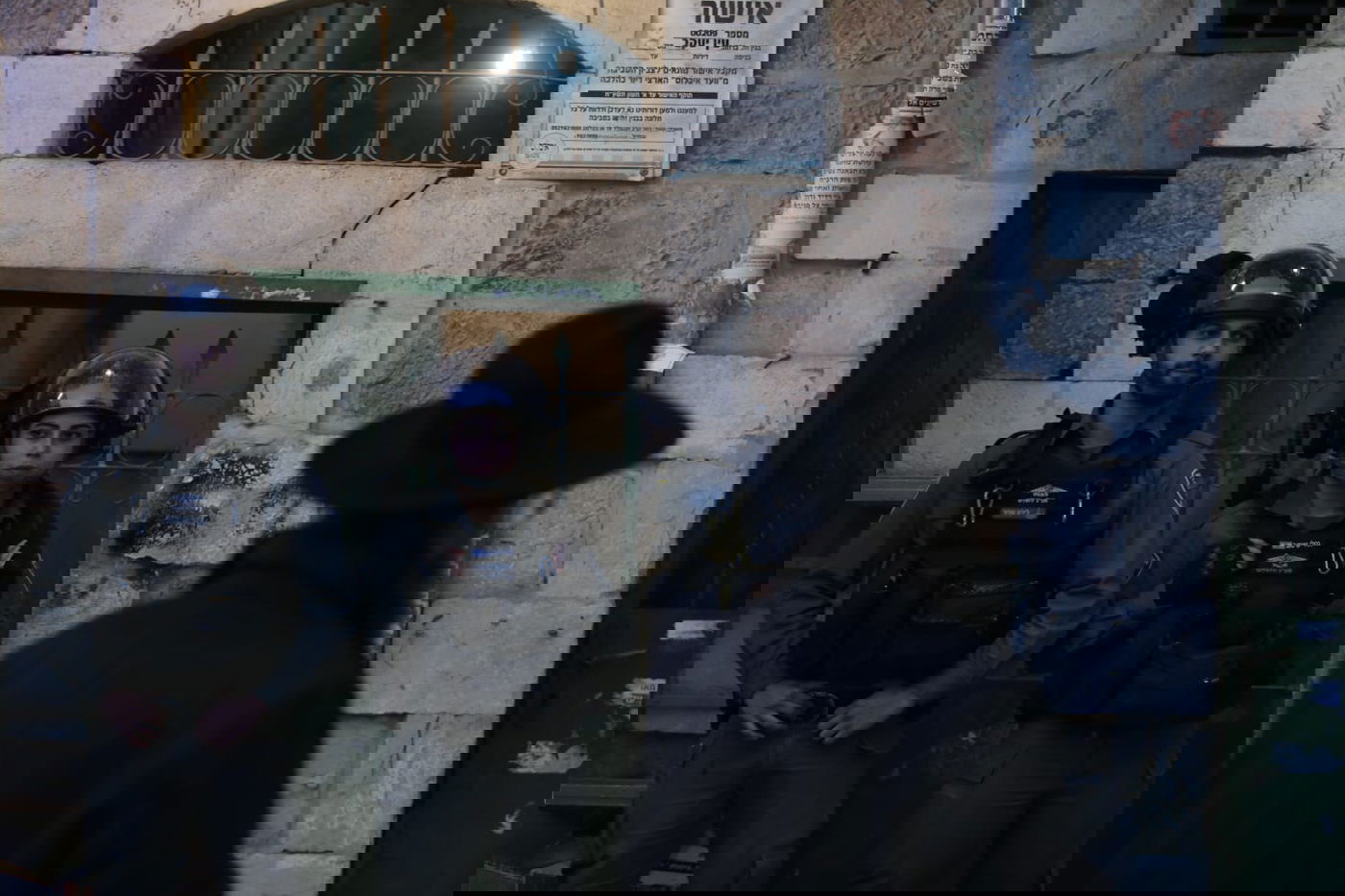 מהומות קשות: המשטרה פשטה על מחסני "העדה החרדית-פלסטינית"