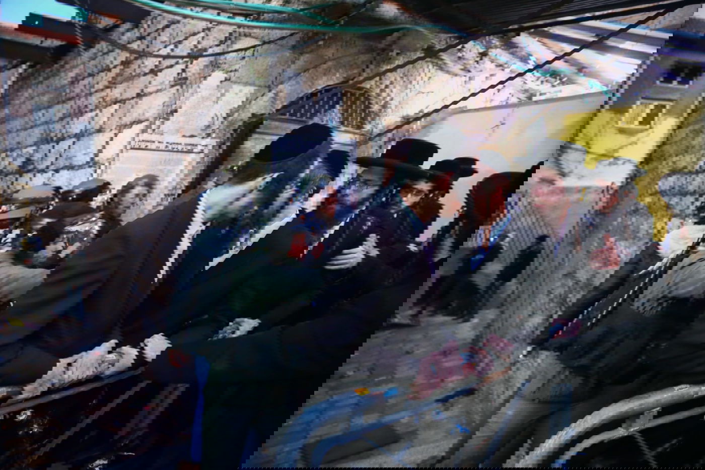 מהומות קשות: המשטרה פשטה על מחסני "העדה החרדית-פלסטינית"