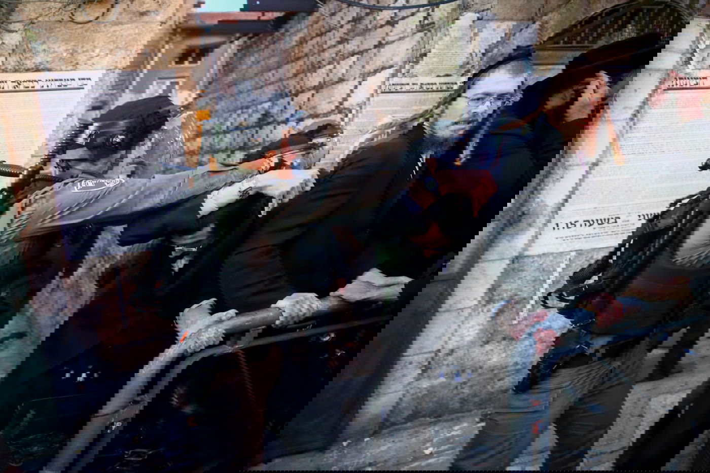 מהומות קשות: המשטרה פשטה על מחסני "העדה החרדית-פלסטינית"