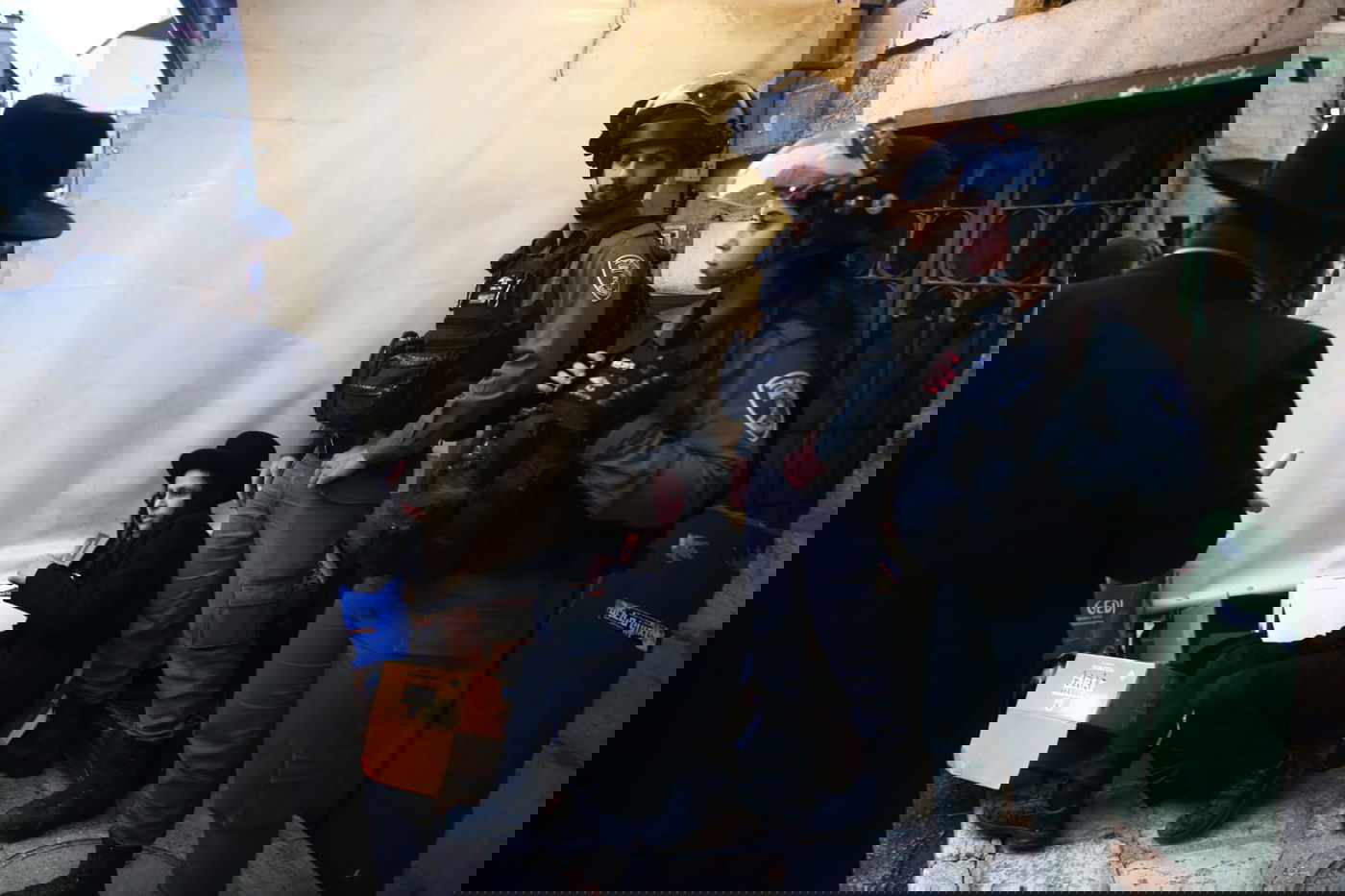 מהומות קשות: המשטרה פשטה על מחסני "העדה החרדית-פלסטינית"