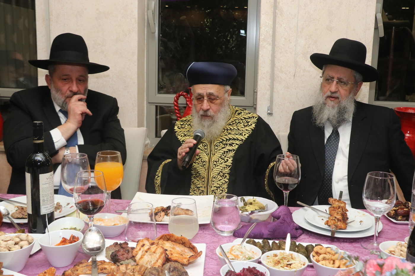 צפו: 'שבע ברכות' לבת בעל ה'הלכה ברורה'