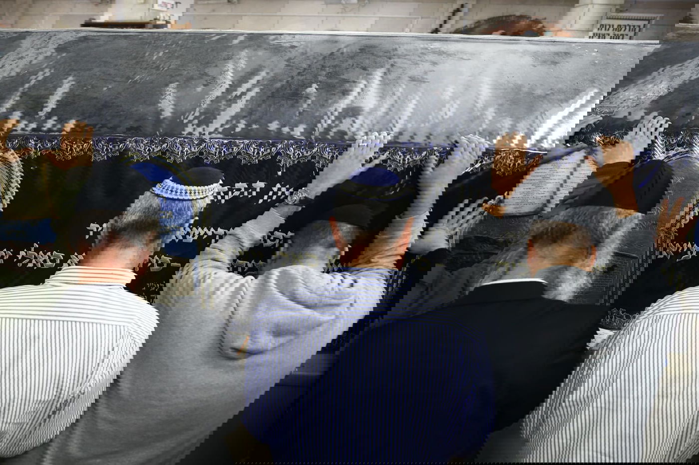 ערב ההילולא: התפילות על ציון הבבא סאלי