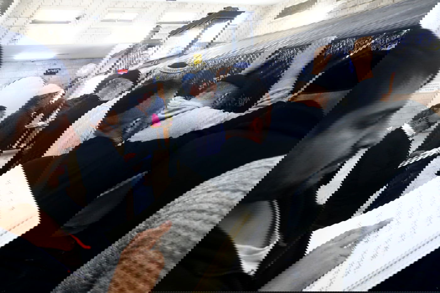 ערב ההילולא: התפילות על ציון הבבא סאלי