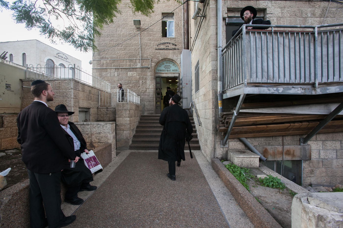 הכניסה לישיבת מיר