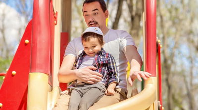 מחליקים במגלשה עם ילד על הידיים? שימו לב