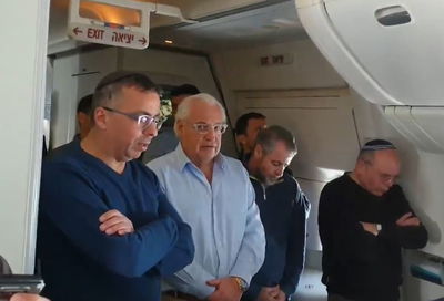 בדרך לטראמפ: מתפללים 'מנחה' במטוס