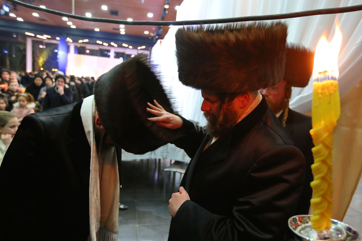 החסידים חגגו בשמחת נישואי נכדת האדמו"ר מתולדות אברהם יצחק