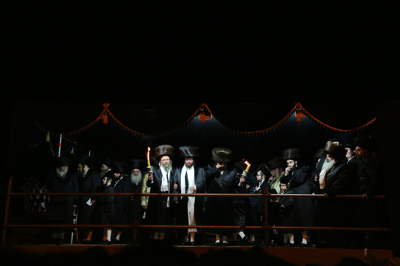 החסידים חגגו בשמחת נישואי נכדת האדמו"ר מתולדות אברהם יצחק