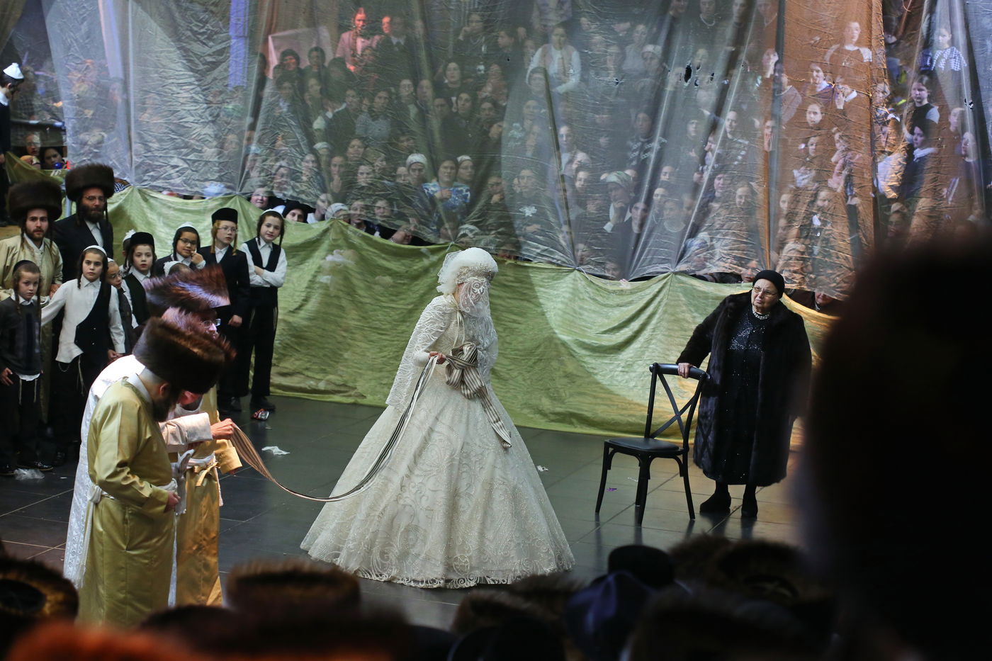 החסידים חגגו בשמחת נישואי נכדת האדמו"ר מתולדות אברהם יצחק