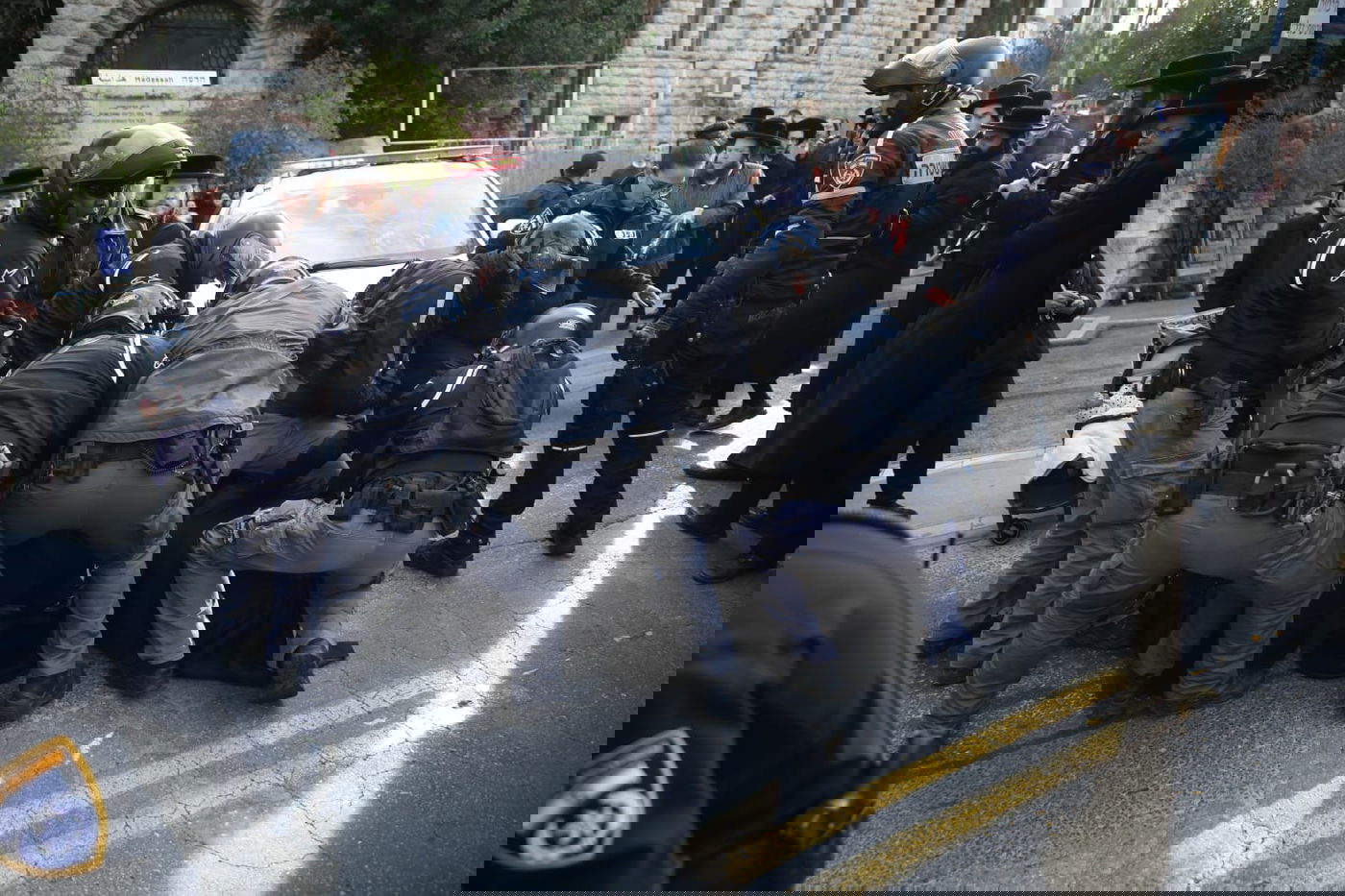 חרדית נעצרה, הקיצונים חסמו את שטראוס