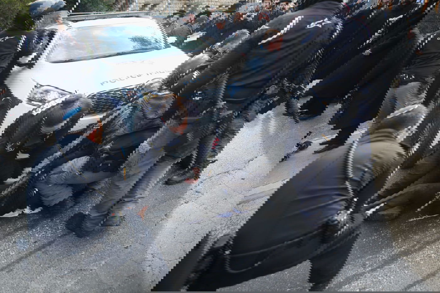 חרדית נעצרה, הקיצונים חסמו את שטראוס