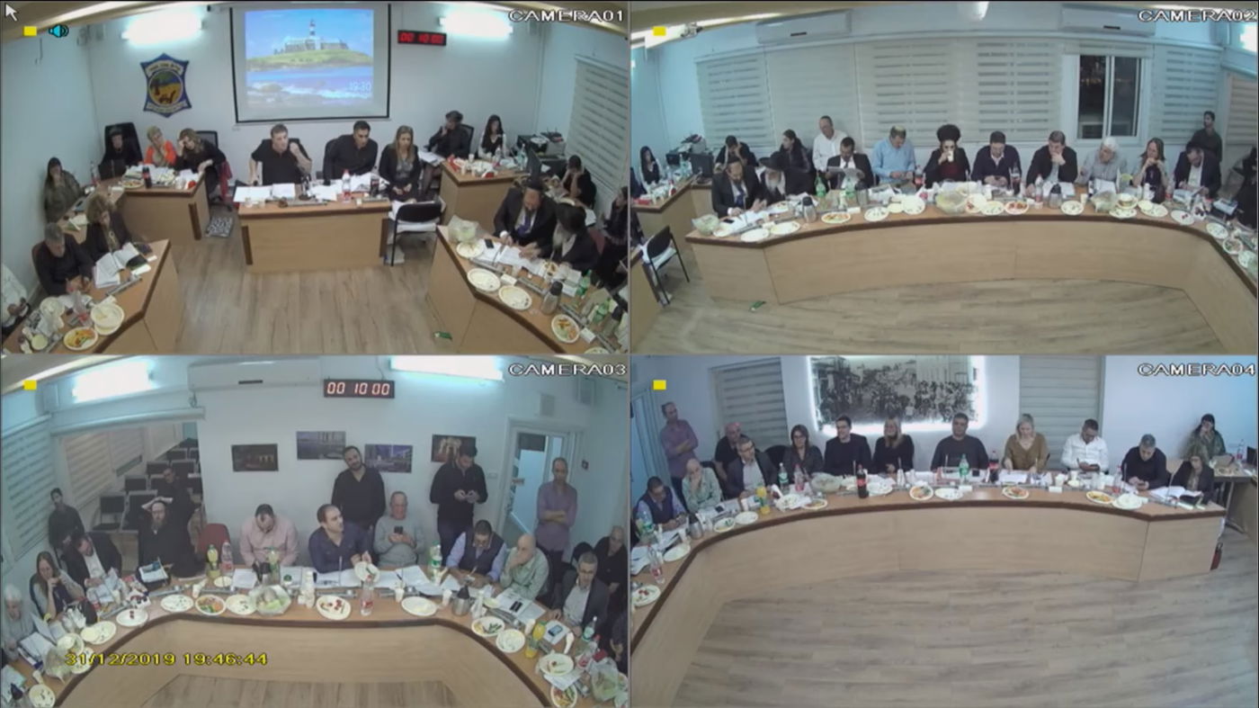 ישיבת מועצה בפתח תקווה. ארכיון