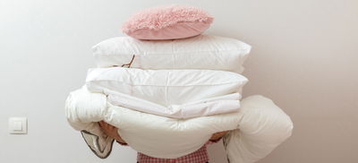 אל תחכו לערב פסח: כך תכבסו כריות - ביד או במכונה