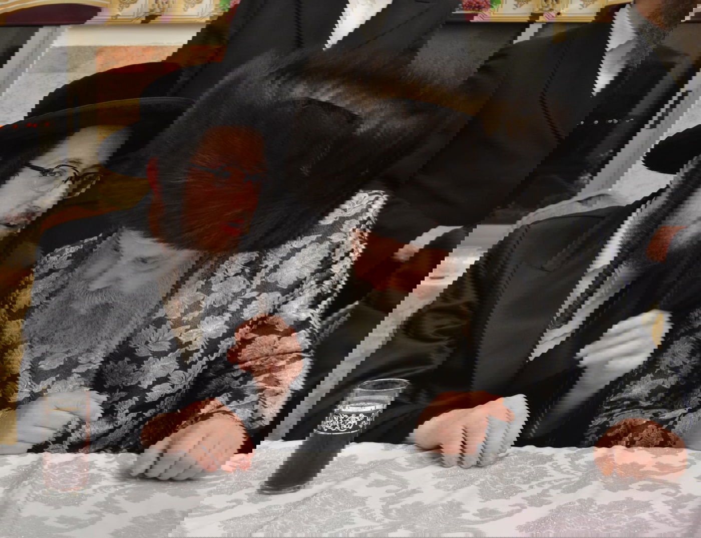 החתן בסוד שיח עם האדמו"ר מנדבורנה