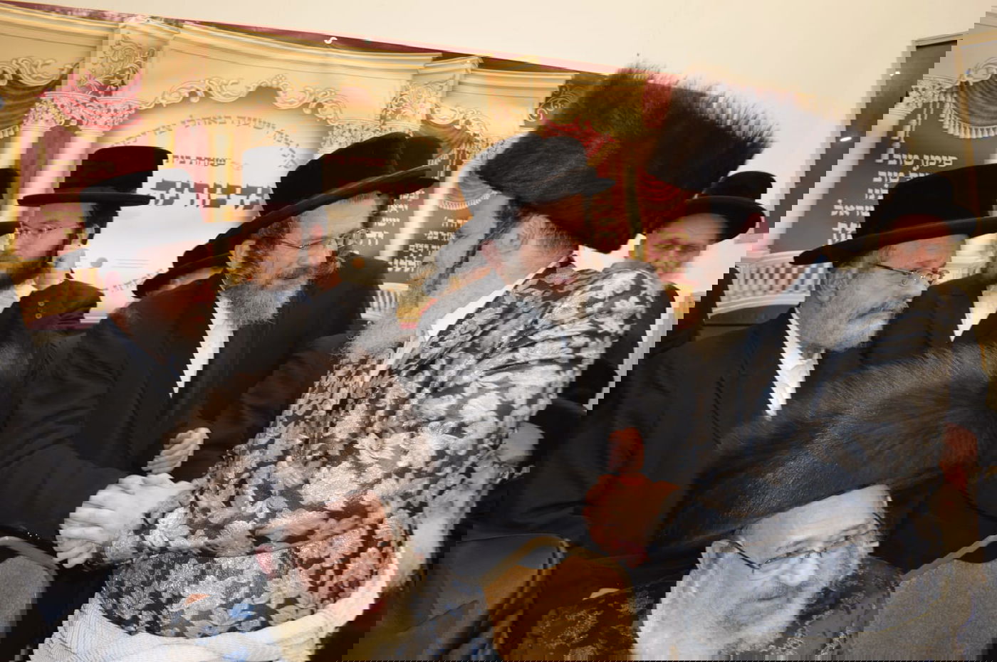 החסידים חגגו את שמחת ה'תנאים' לבת האדמו"ר