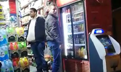 צפו בווידאו: אבנר נתניהו תועד קונה בירות