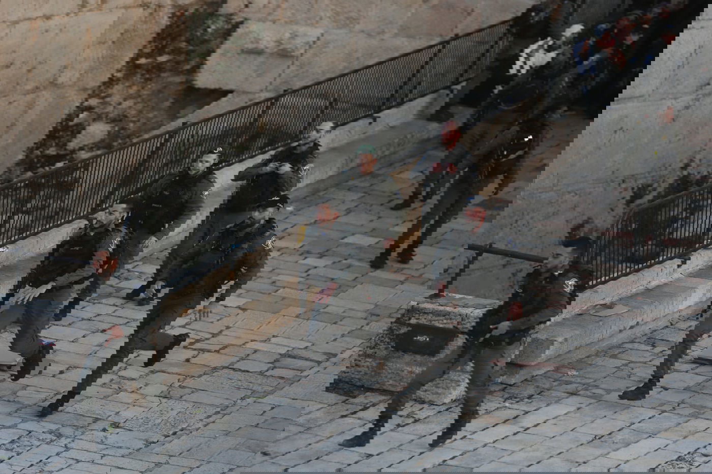 הפלסטינים זועמים: ניסיון פיגוע בהר הבית; מהומות ביו"ש