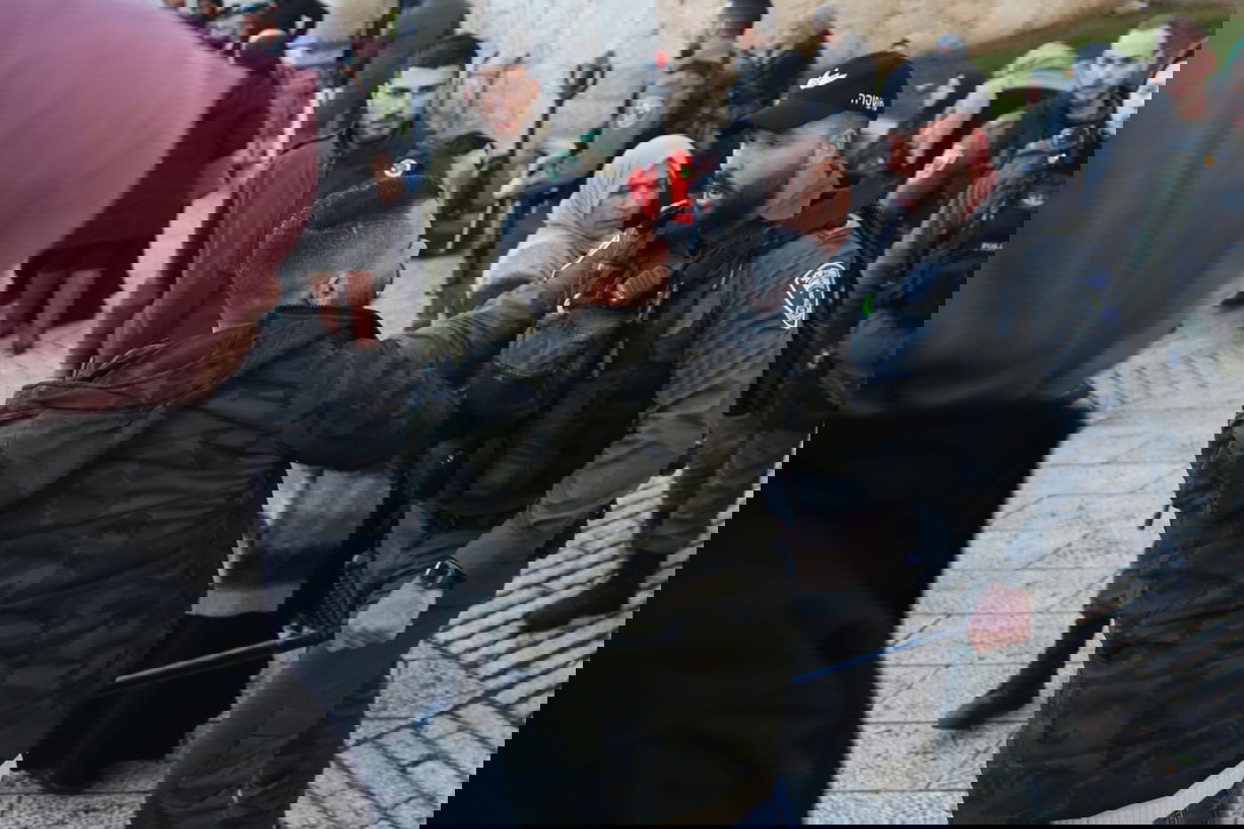 הפלסטינים זועמים: ניסיון פיגוע בהר הבית; מהומות ביו"ש