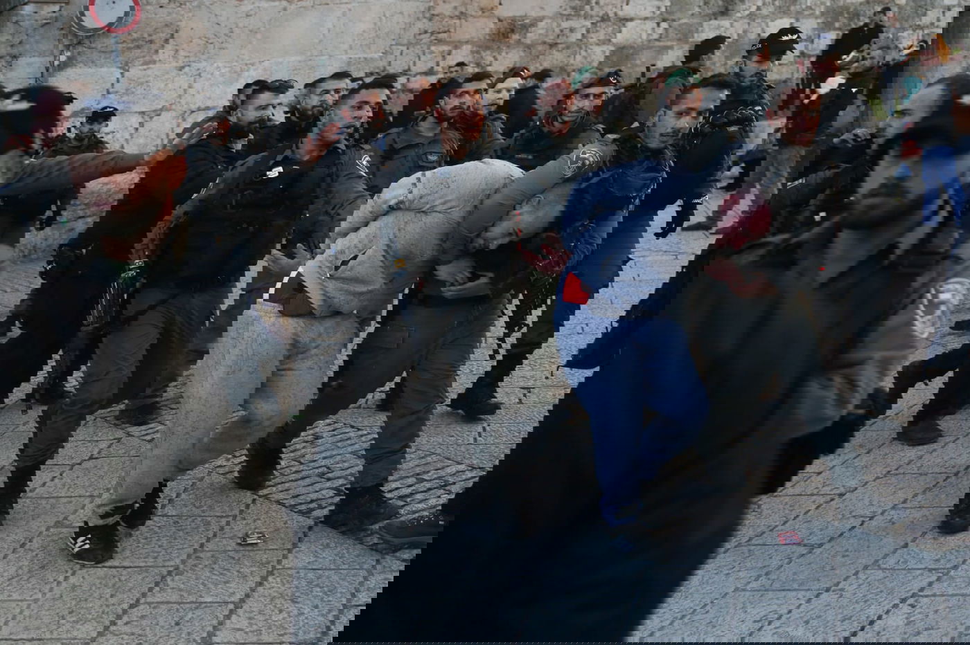 הפלסטינים זועמים: ניסיון פיגוע בהר הבית; מהומות ביו"ש