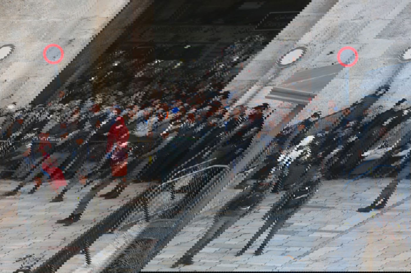 הפלסטינים זועמים: ניסיון פיגוע בהר הבית; מהומות ביו"ש