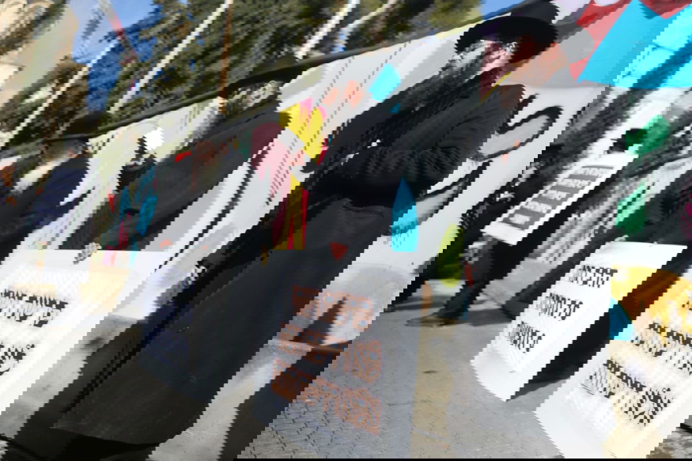 מפגינים חרדים בעד רמתי: "זו רדיפת הדת"