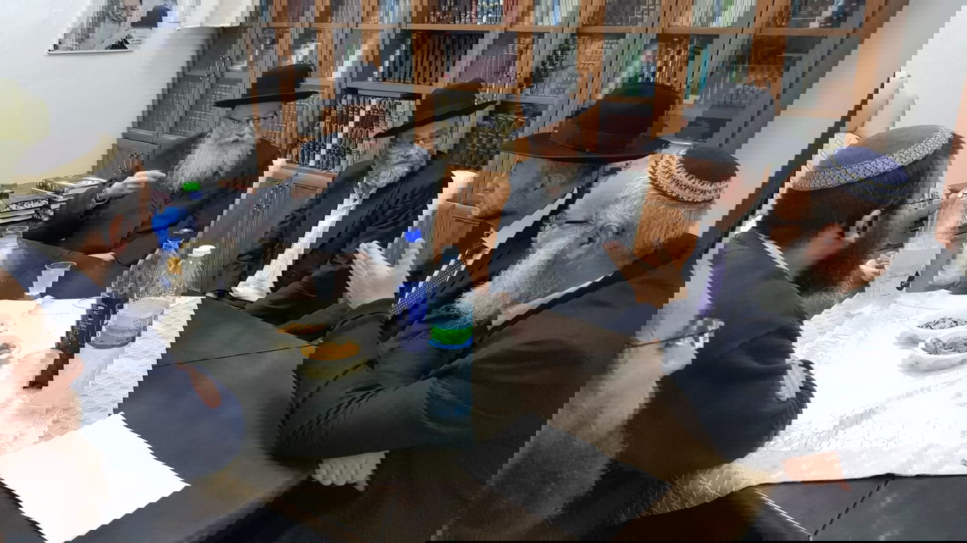 נציגי יהדות התורה בביתו של הרב הכהן, היום (באדיבות המצלם, ללא קרדיט)