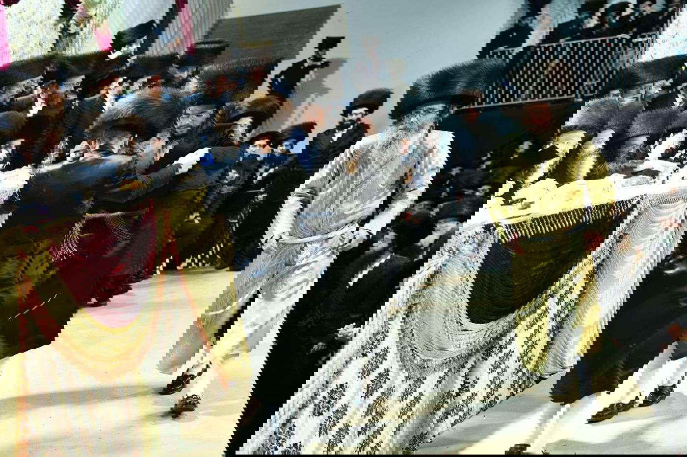 צפו: אלפים בחתונת בת המשפיע רבי מיילך בידרמן