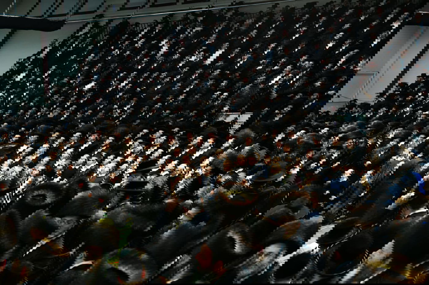 צפו: אלפים בחתונת בת המשפיע רבי מיילך בידרמן