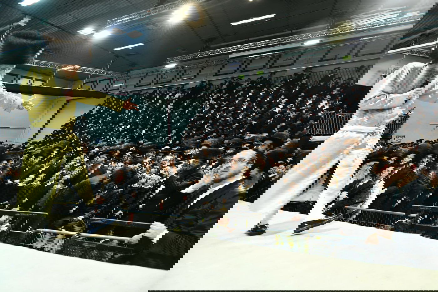 צפו: אלפים בחתונת בת המשפיע רבי מיילך בידרמן