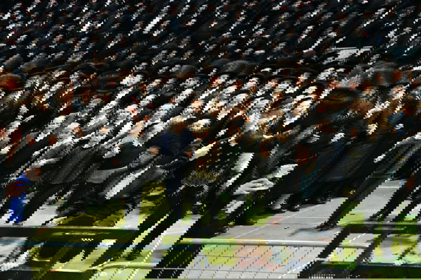 צפו: אלפים בחתונת בת המשפיע רבי מיילך בידרמן