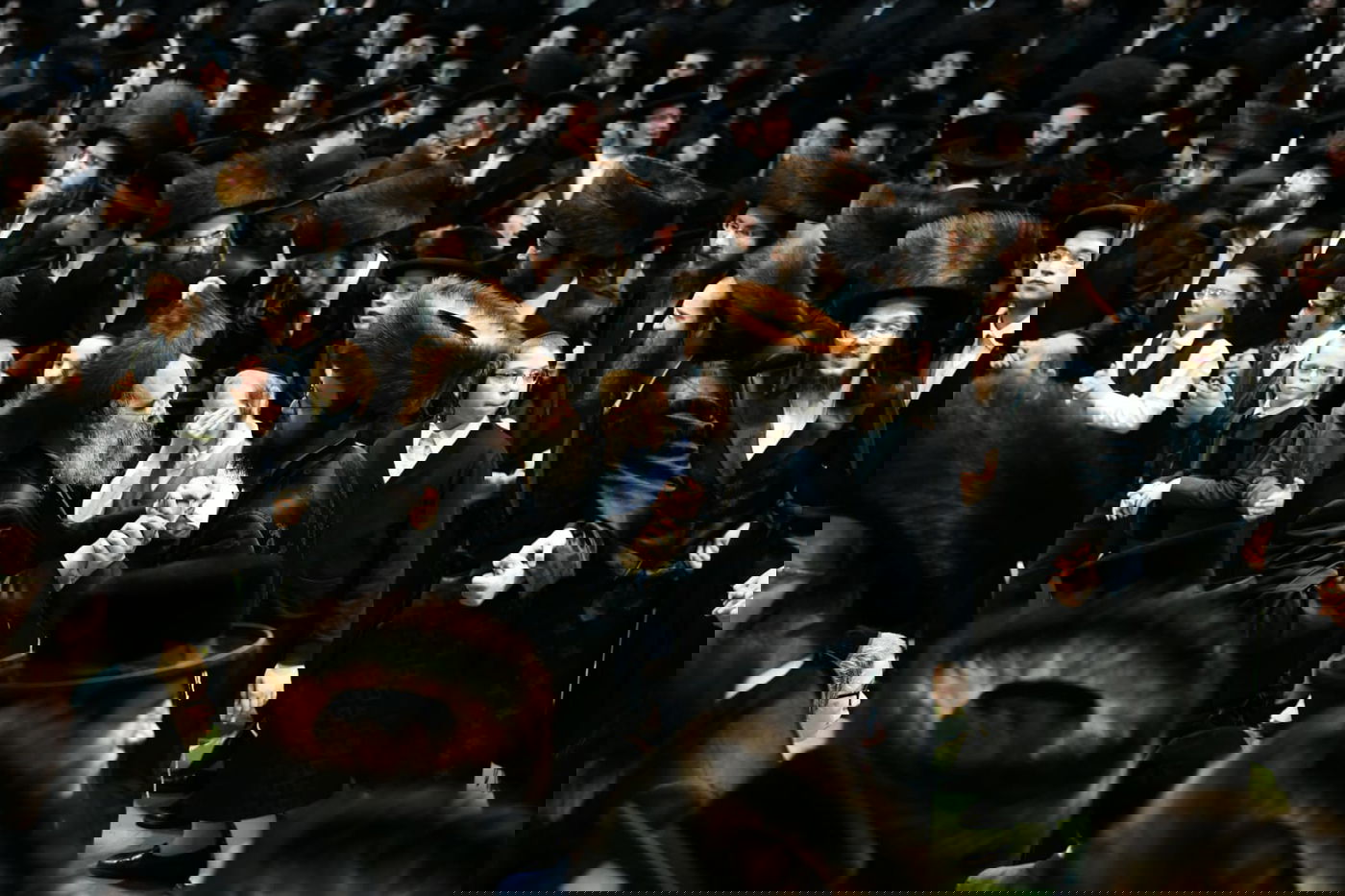 צפו: אלפים בחתונת בת המשפיע רבי מיילך בידרמן