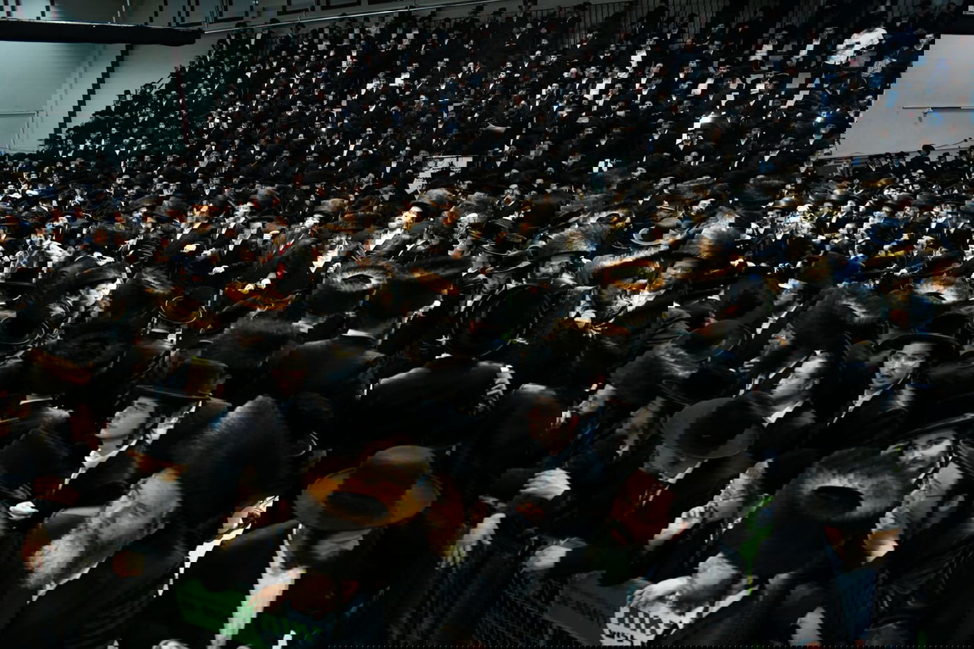 צפו: אלפים בחתונת בת המשפיע רבי מיילך בידרמן