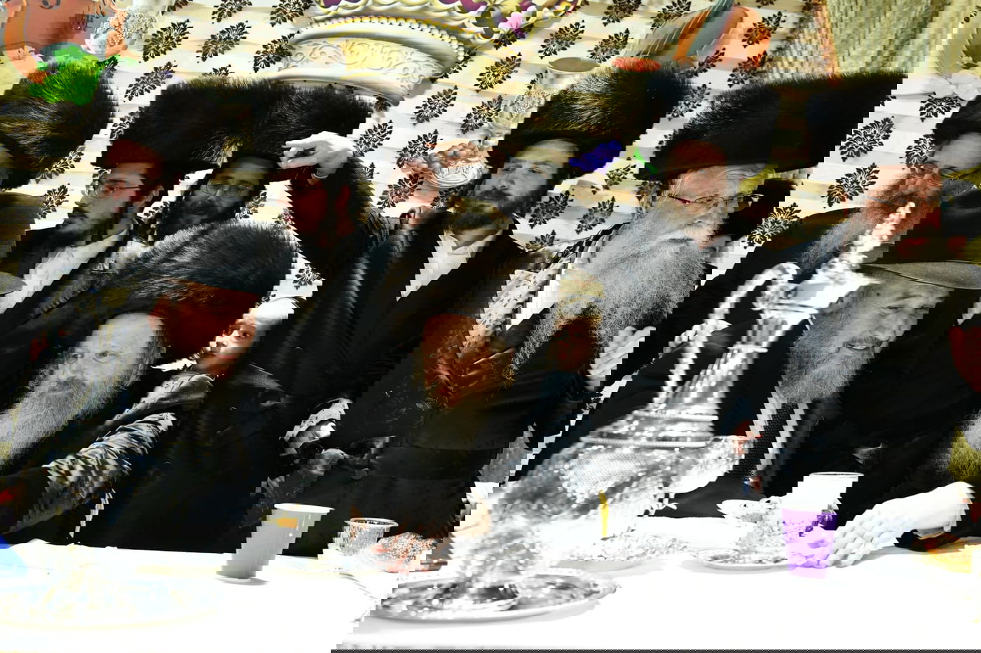 צפו: אלפים בחתונת בת המשפיע רבי מיילך בידרמן