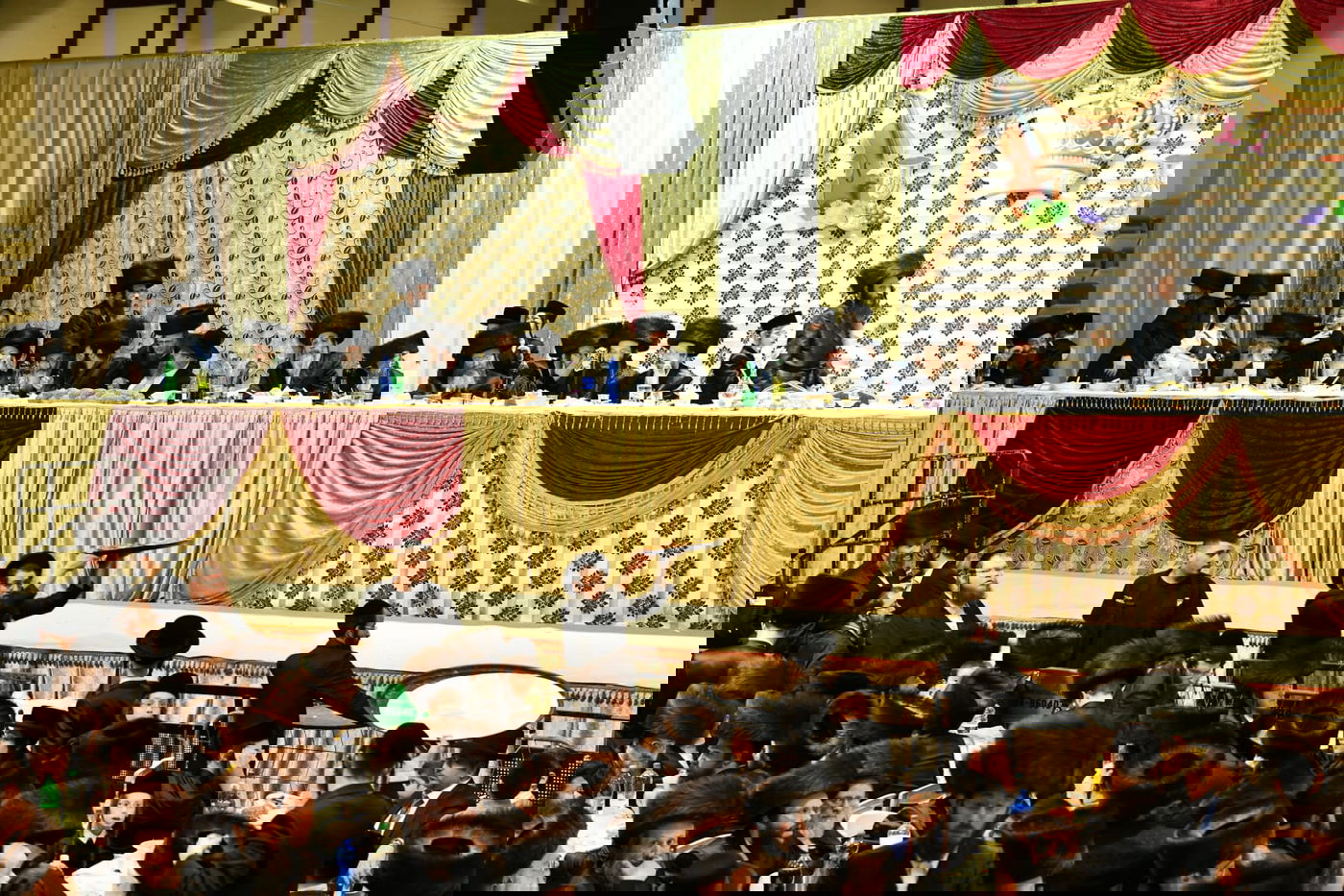 צפו: אלפים בחתונת בת המשפיע רבי מיילך בידרמן