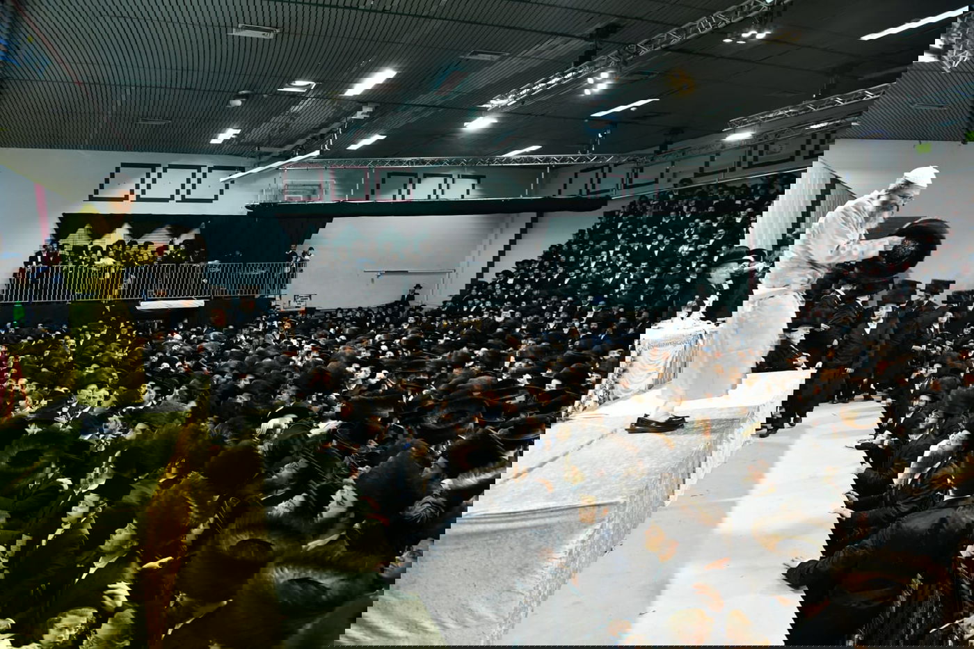 צפו: אלפים בחתונת בת המשפיע רבי מיילך בידרמן