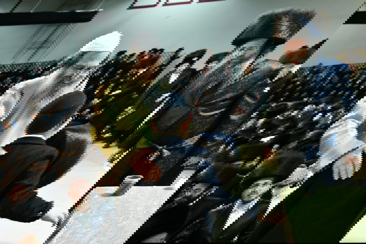 צפו: אלפים בחתונת בת המשפיע רבי מיילך בידרמן