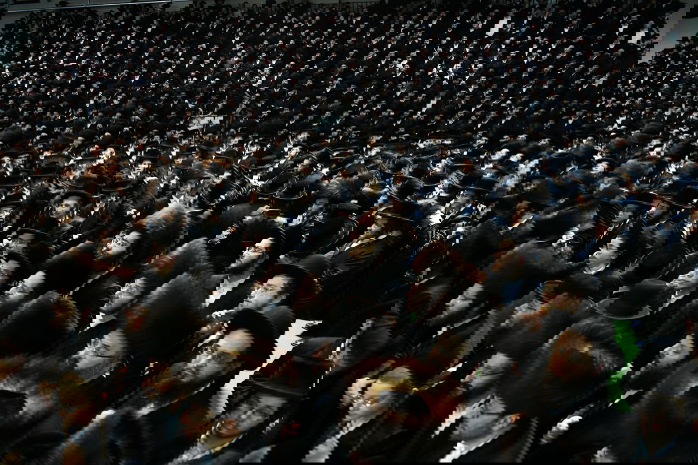 צפו: אלפים בחתונת בת המשפיע רבי מיילך בידרמן